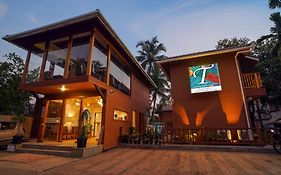 Treehouse Mars Beach Cottages & Villas